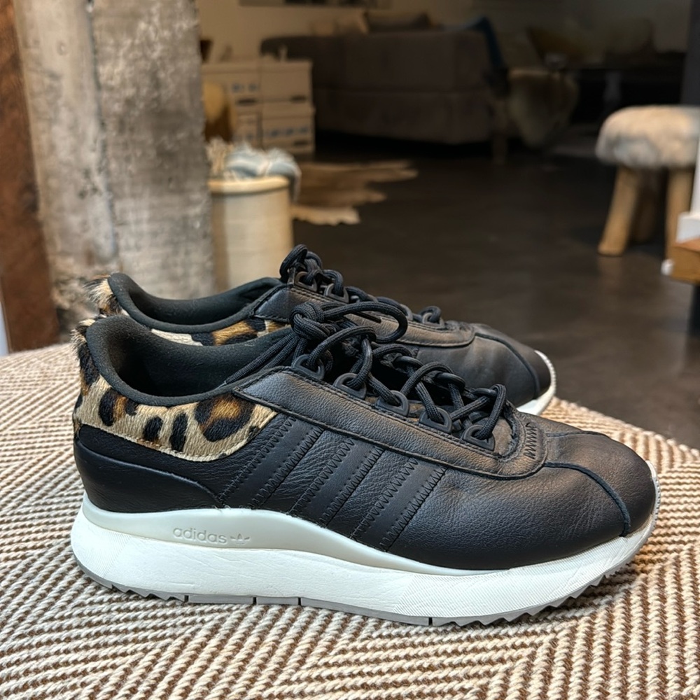 Adidas retro sneaker in black with leopard cow high trim